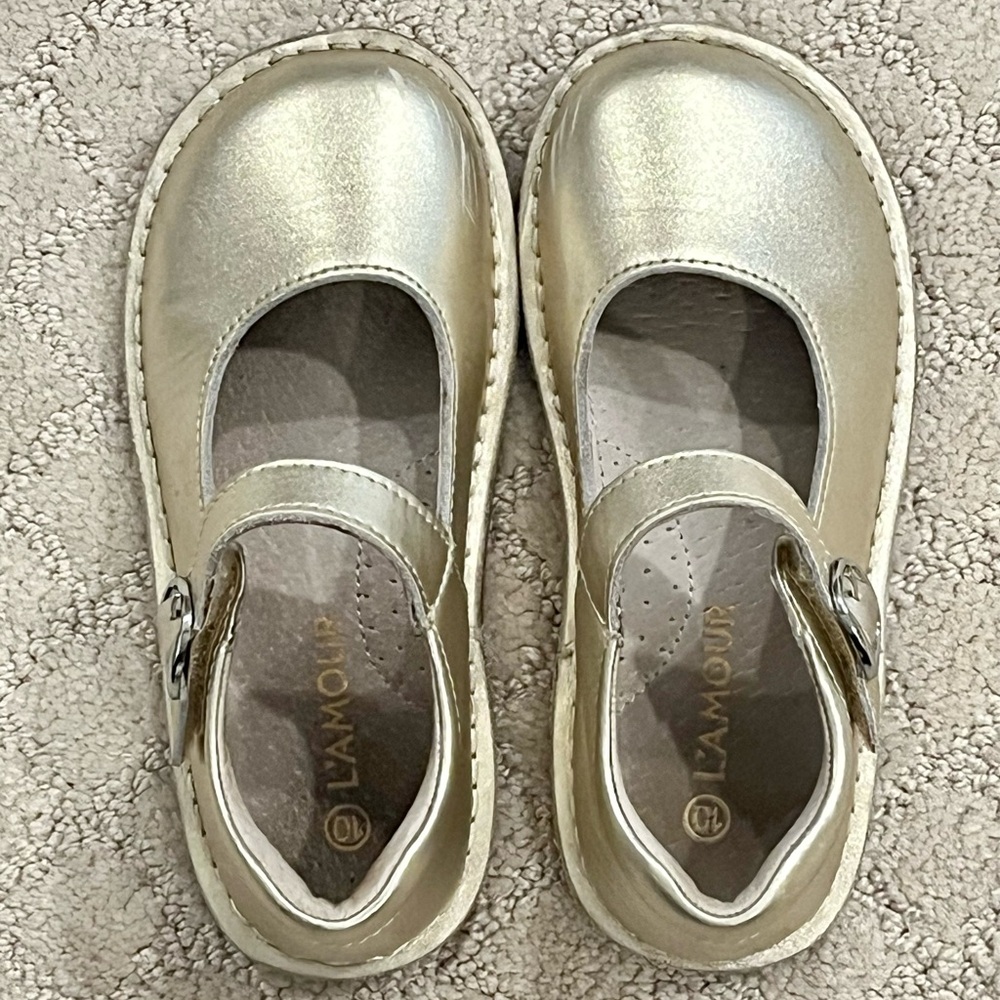 L'Amour Gold Mary Jane Shoes, size 10 (toddler)